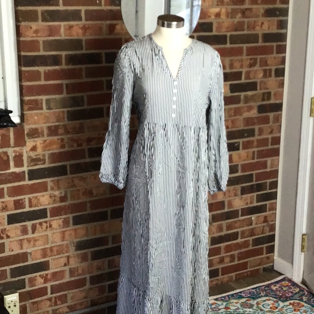 Made with ❤️Black & White stripe long sleeve maxi dress size large